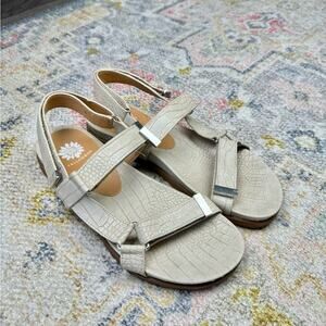 Yellow Box Weston Beige Adjustable Sandals Size 6